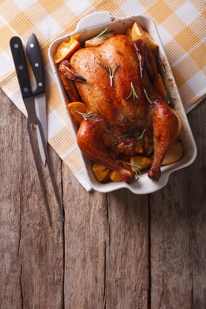 Pollo al forno con mele nella teglia