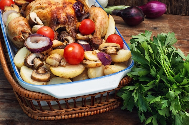 Pollo al forno con patate e funghi