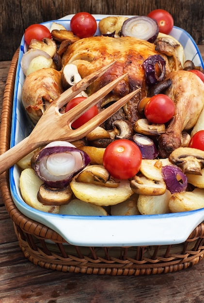 Pollo al forno con patate e funghi