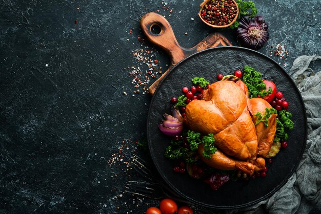 Pollo al forno con verdure e mirtilli rossi Cibo tradizionale festivo Giorno del Ringraziamento Vista dall'alto Spazio libero per il testo