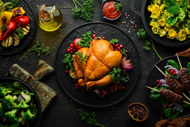 Pollo al forno con verdure e mirtilli rossi Cibo tradizionale festivo Giorno del Ringraziamento Vista dall'alto Spazio libero per il testo