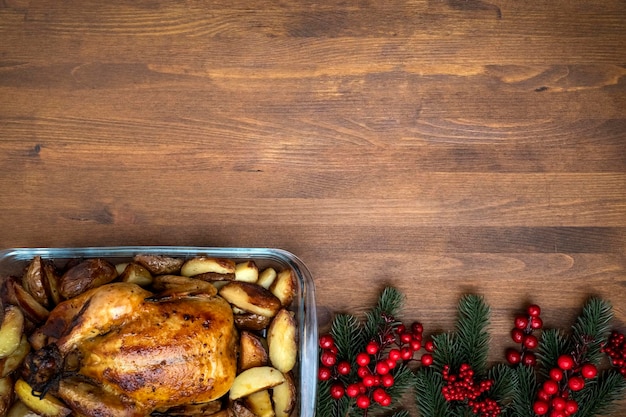 Pollo al forno di Natale sulla tavola di legno