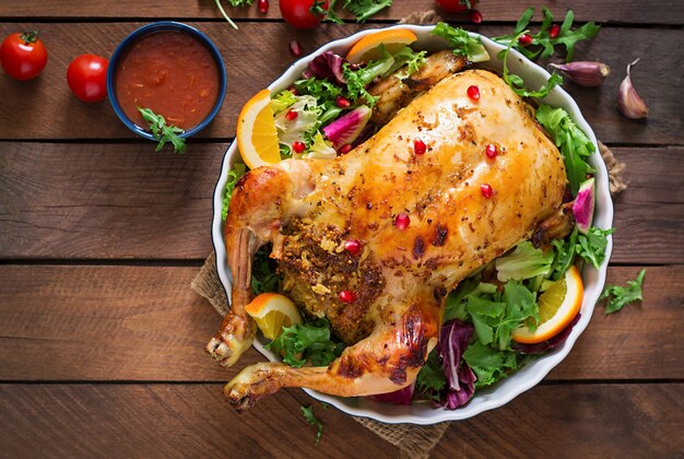 Pollo al forno ripieno di riso per la cena di Natale su un tavolo festivo