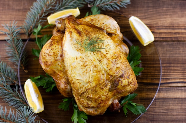 Pollo al forno su legno. Pranzo festivo per le vacanze. Pollo cotto a casa