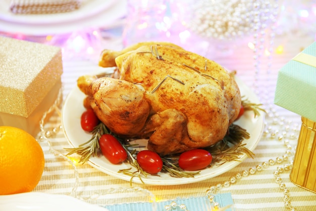 Pollo al forno su una tavola del Ringraziamento