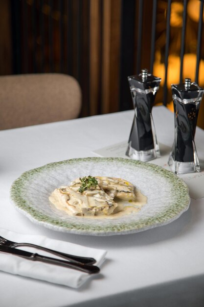 Pollo al gorgonzola e bibita a pezzi di arancia salsa al curry verde e sesamo di mare