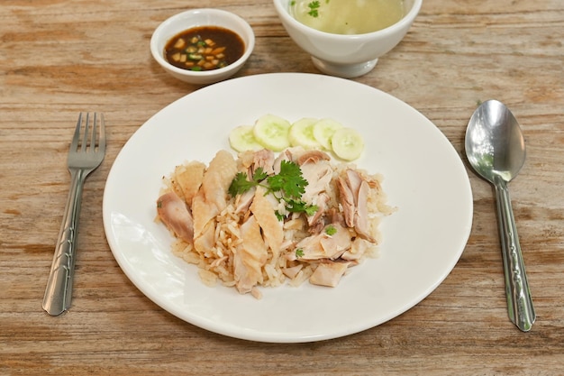 Pollo al vapore con riso Pollo Hainan sul fondo della tavola in legno