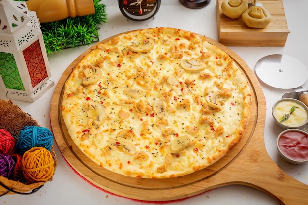 Pollo Alfredo pizza con salsa di pomodoro e maionese isolata su tavola di legno vista dall'alto del cibo italiano su sfondo di legno