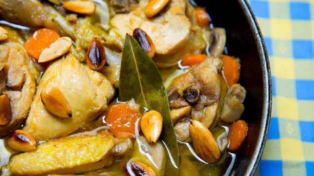 Pollo alla cinese cucinato con salsa, verdure e mandorle.