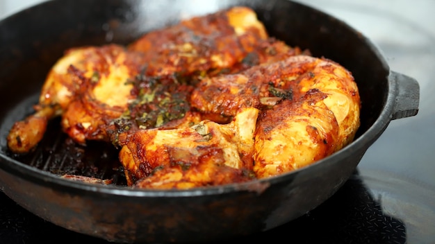 Pollo alla griglia appetitoso in una padella di ghisa