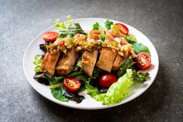 pollo alla griglia con insalata di verdure