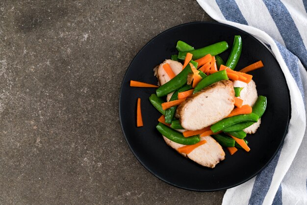 pollo alla griglia con piselli e carote