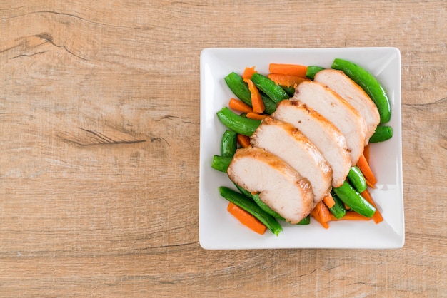 pollo alla griglia con piselli e carote