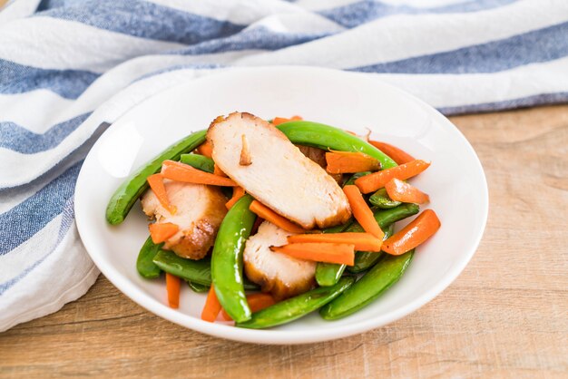 pollo alla griglia con piselli e carote