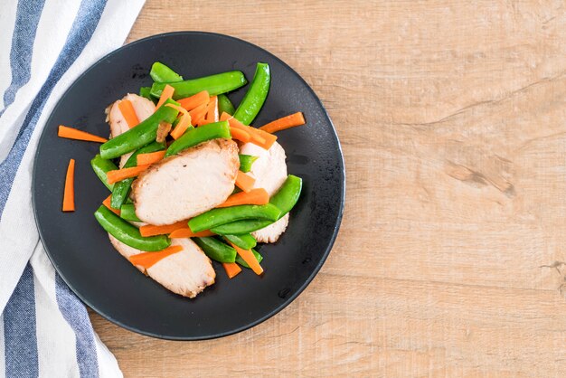 pollo alla griglia con piselli e carote