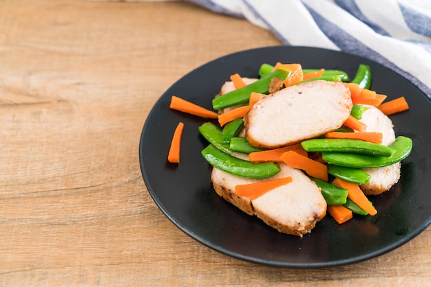 pollo alla griglia con piselli e carote