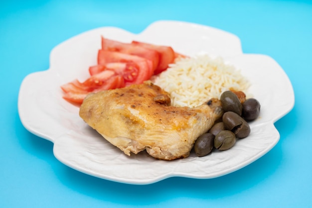 Pollo alla griglia con riso bollito e insalata fresca