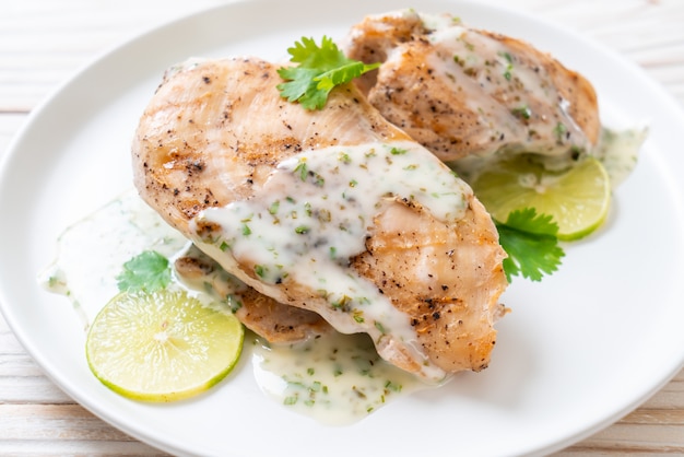 pollo alla griglia con salsa al limone e lime