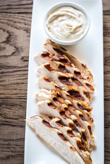 Pollo alla griglia con salsa tahini