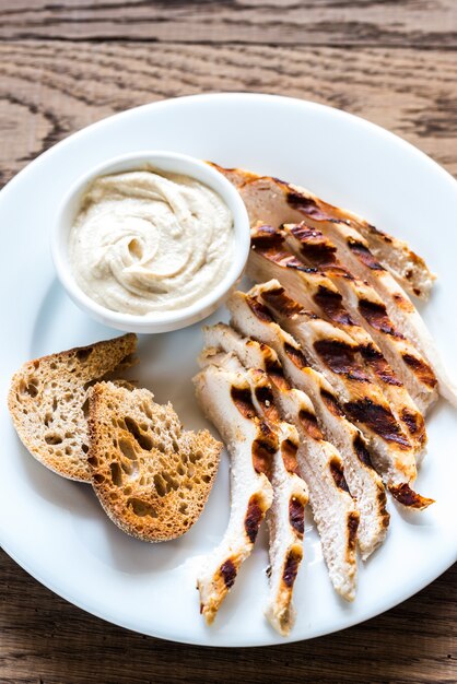 Pollo alla griglia con salsa tahini