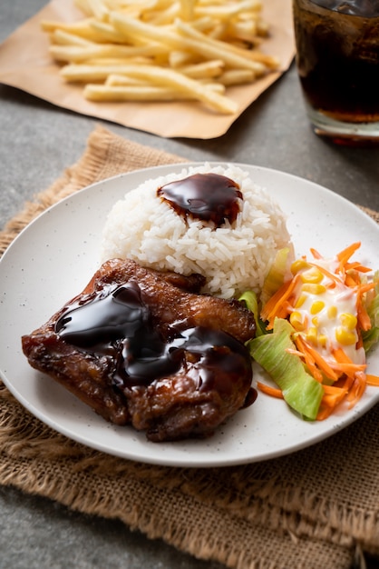 pollo alla griglia con salsa teriyaki e riso