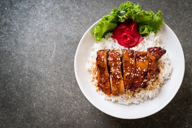 pollo alla griglia con salsa teriyaki su riso sormontato