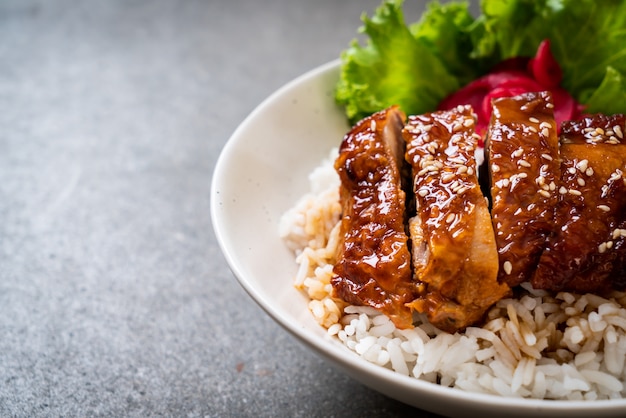 pollo alla griglia con salsa teriyaki su riso sormontato