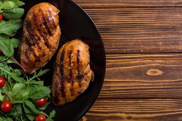 Pollo alla griglia con spinaci e insalata di pomodori Sfondo di cibo per barbecue