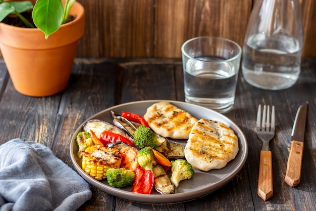 Pollo alla griglia con verdure grigliate