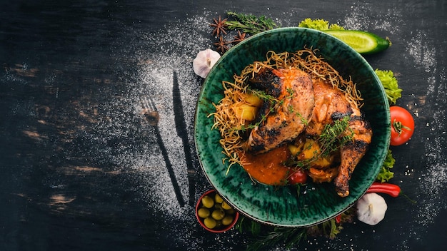 Pollo alla griglia cotto in un hoster Carne Vista dall'alto su sfondo di legno nero Copia spazio