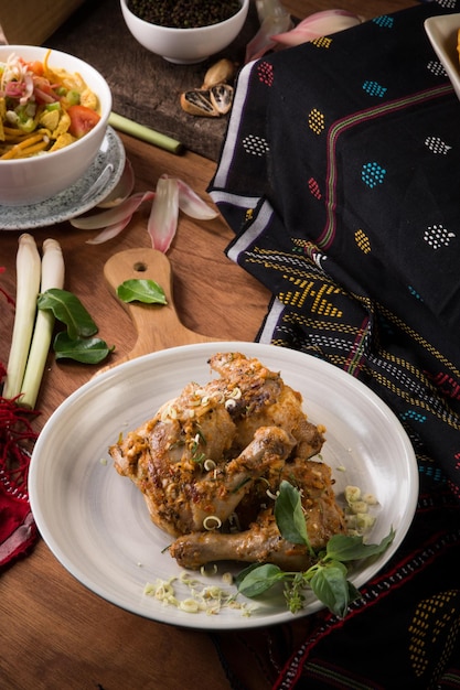 Pollo alla griglia servito sul piatto sulla tavola