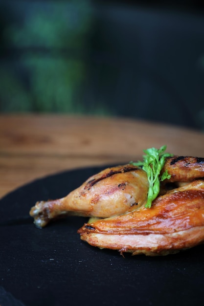 Pollo alla griglia su fondo di legno piatto nero