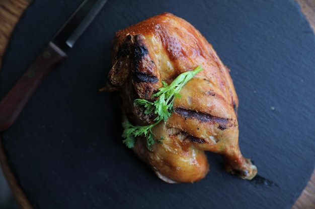 Pollo alla griglia su fondo di legno piatto nero