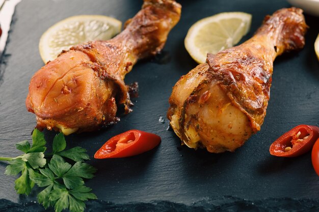 Pollo alla griglia sul tavolo di legno