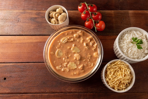 Pollo alla Stroganoff accompagnato da insalata di riso e cannuccia di patate