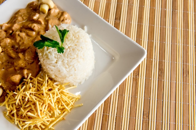 Pollo alla Stroganoff, patate paglia e riso bianco. Cucina brasiliana.