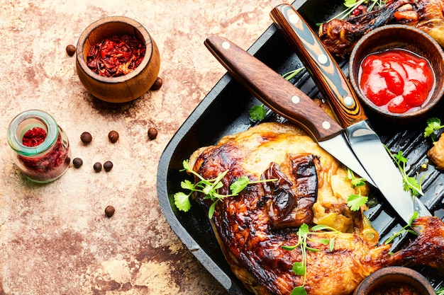 Pollo appetitoso cotto in una griglia.Filetto di pollo arrosto