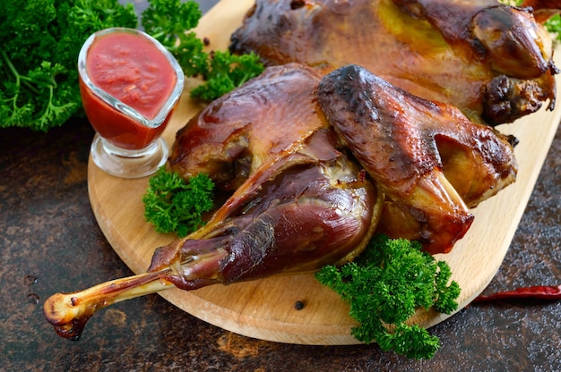 Pollo appiattito intero al forno con una crosta croccante dorata. "Takaka di pollo". Un popolare piatto georgiano e turco.