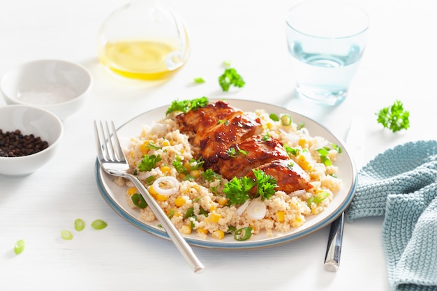 Pollo arrostito del bbq con la cipolla del granoturco dolce della quinoa, pranzo sano