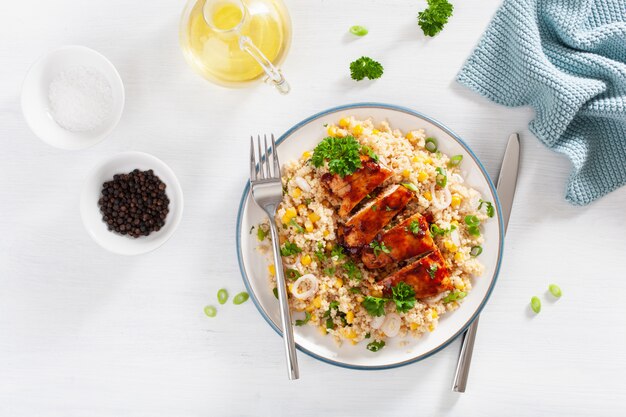 Pollo arrostito del bbq con la cipolla del granoturco dolce della quinoa, pranzo sano