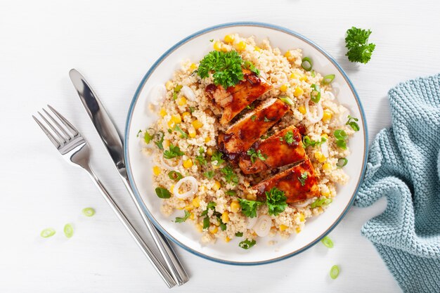 Pollo arrostito del bbq con la cipolla del granoturco dolce della quinoa, pranzo sano