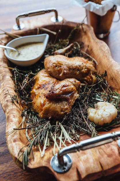 Pollo arrosto con erbe aromatiche, rosmarino e aglio.