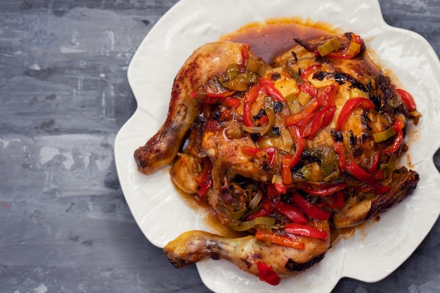 Pollo arrosto con erbe e verdure sul piatto bianco