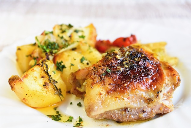 Pollo arrosto con patate e verdure.