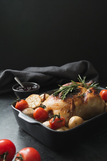 Pollo arrosto con verdure sul nero.