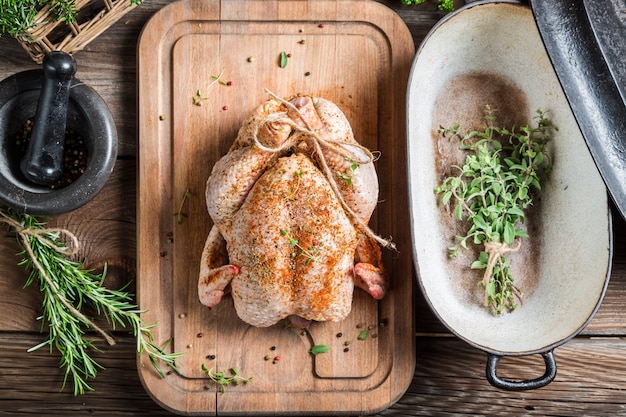 pollo arrosto su una tavola di legno