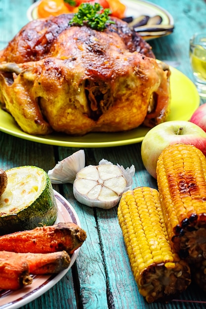 Pollo arrosto sul piatto di legno