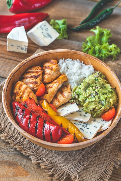 Pollo, avocado e ciotola di riso