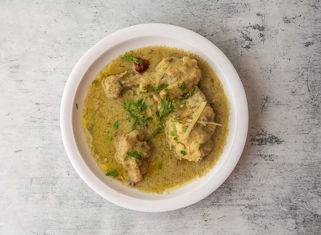 Pollo bianco karahi servito in un piatto isolato su sfondo vista dall'alto del cibo indiano e pakistano desi