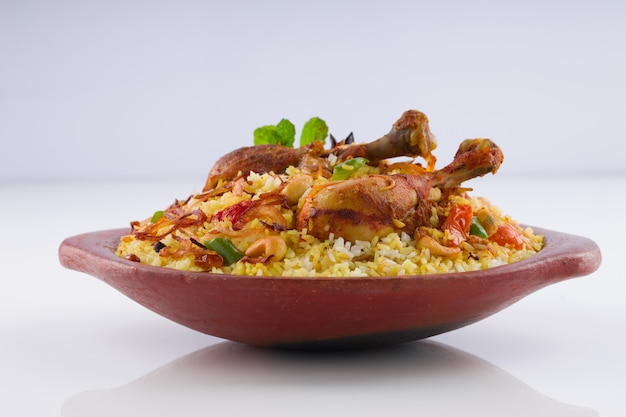 Pollo biryani Kerala dum biriyani realizzato con riso jeera e spezie disposti in terracotta